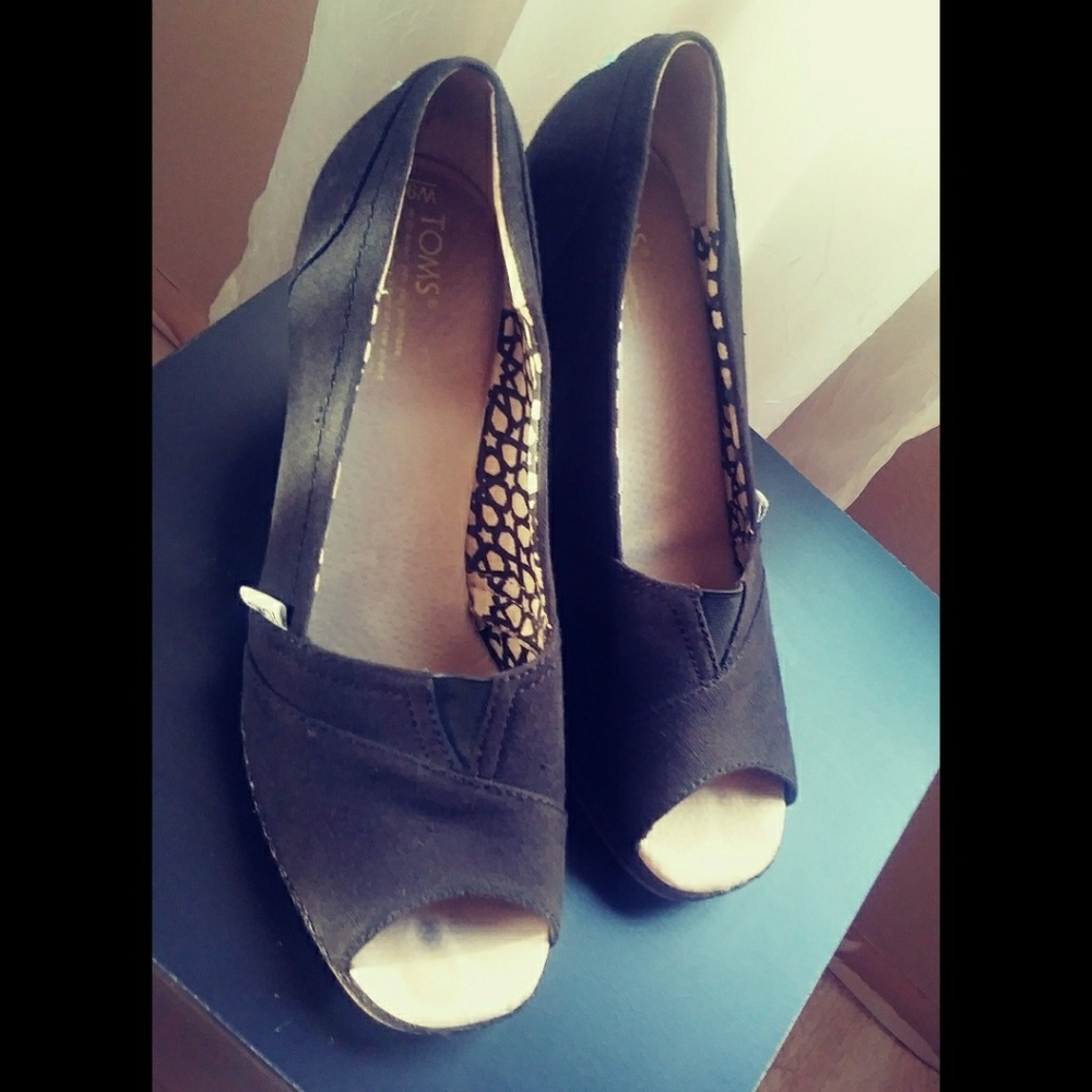 Toms all black canvas wedges as 9.5